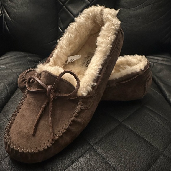 Ugg moccasin slippers - Picture 1 of 4